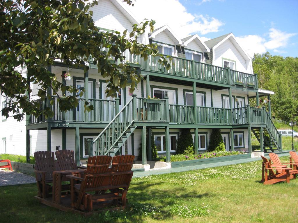 Hotel Sous La Croix 152725 Тадуссак Екстер'єр фото