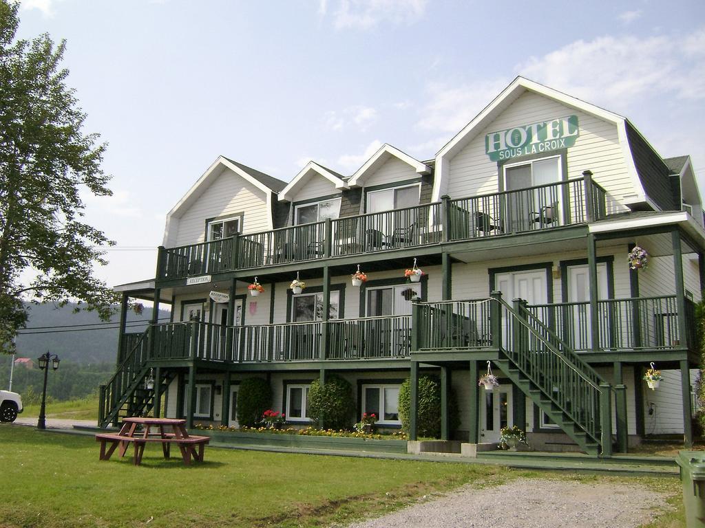 Hotel Sous La Croix 152725 Тадуссак Екстер'єр фото